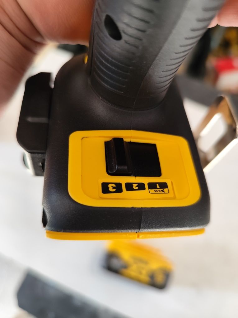 Безчетков акумулаторен импактдрайвър Девалт DeWALT DCF887 + 5 Ah