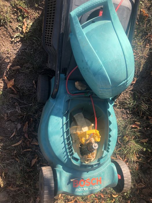Maina de taiat iarba defecta Bosch Rotak 3200