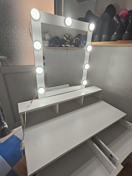 De vânzare masă de make-up