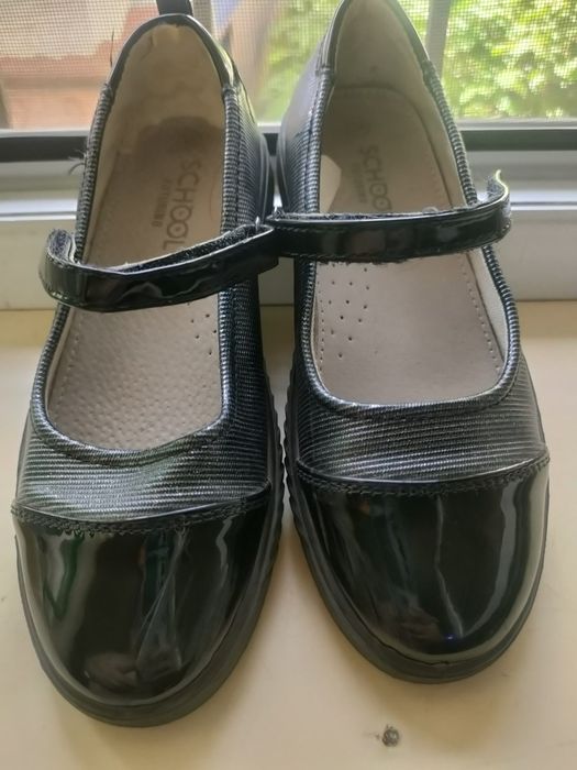 Продам обувь для девочки 33-34 размер