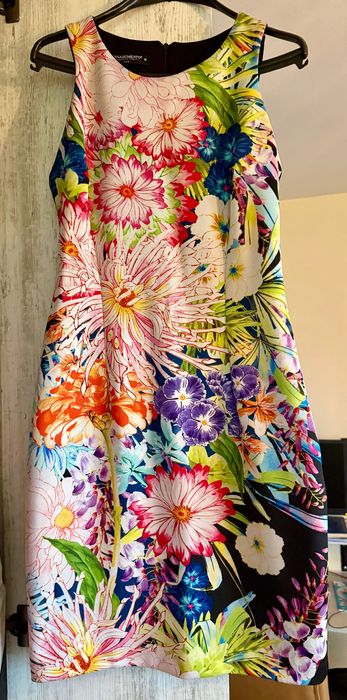 Рокля на цветя отпред и черна отзад