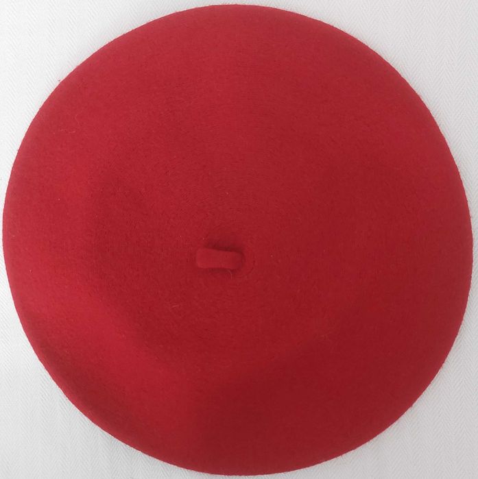 Ефектна червена барета, таке