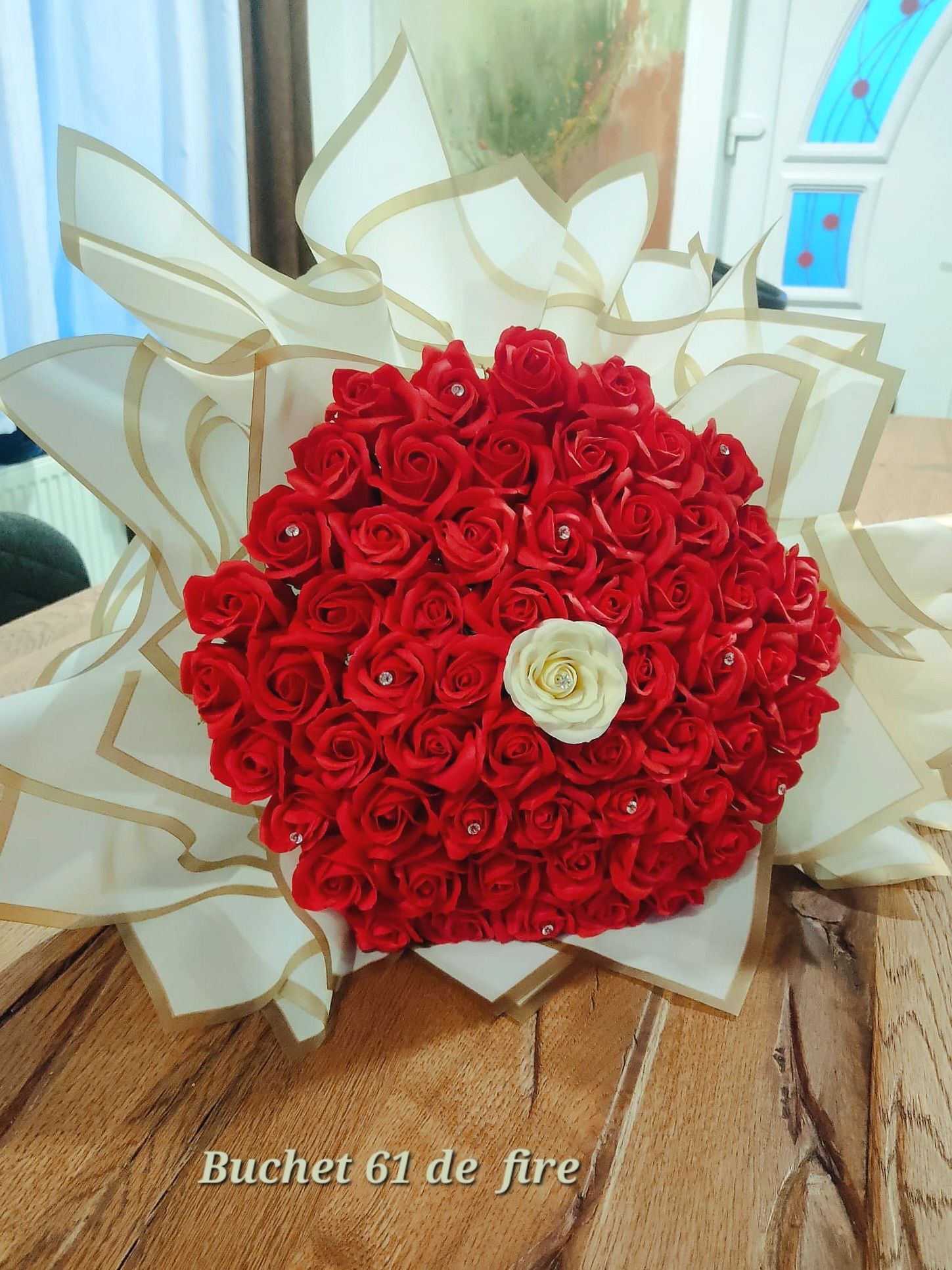 Buchet trandafiri de sapun in ambalaj bufant