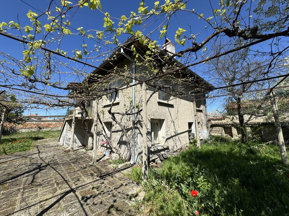 Продава къща в село Овощник, общ. Казанлък