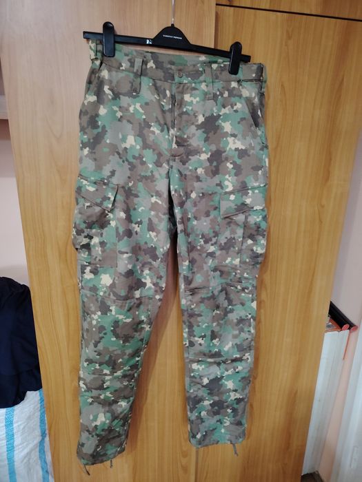 Vînd pantaloni bărbați drumeții -sky  marini L -XL preturi 100-150 lei