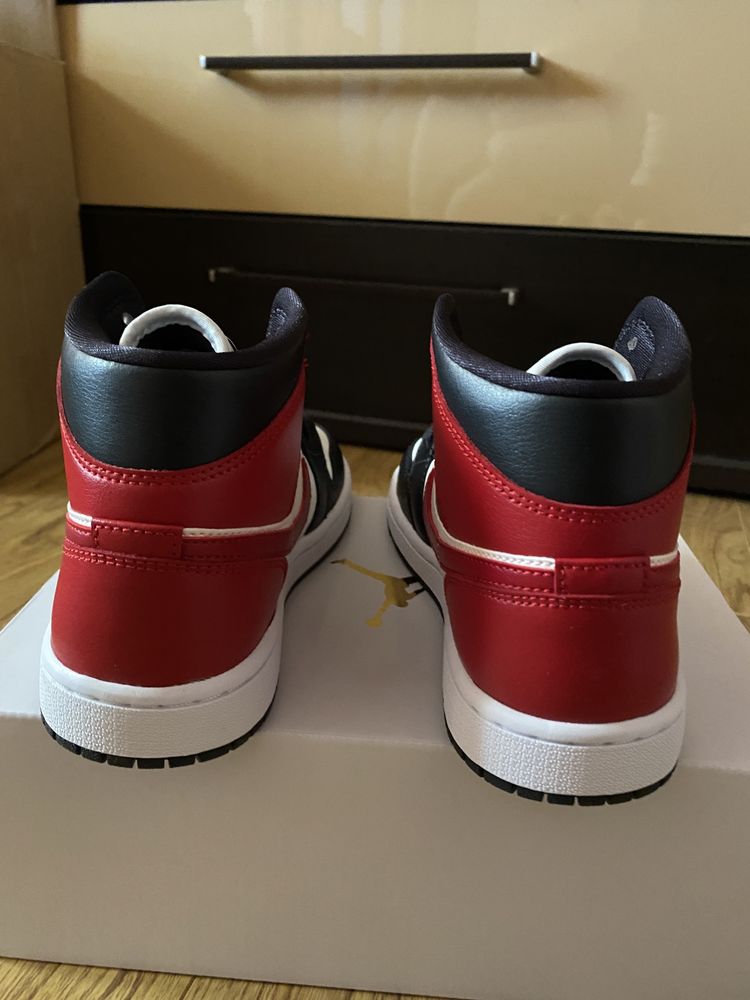 Jordan 1 Mid Black Toe