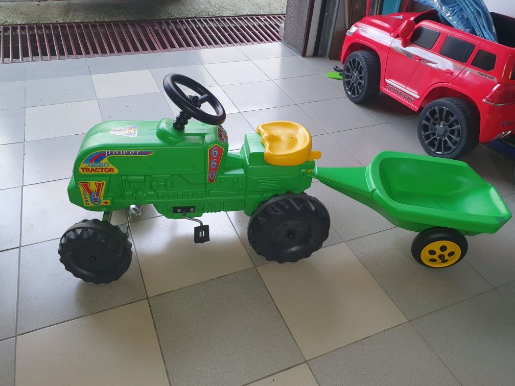 Tractor cu pedale și remorcă