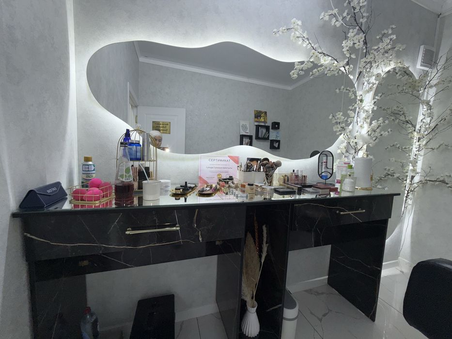 Камод для визажиста ,зеркало,кресло