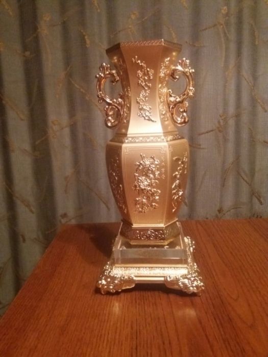 Декоративная золотая ваза .