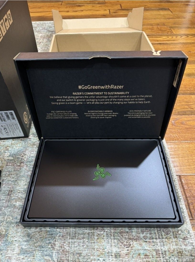 Laptop Razer Blade,Base Model,impecabil cu factură