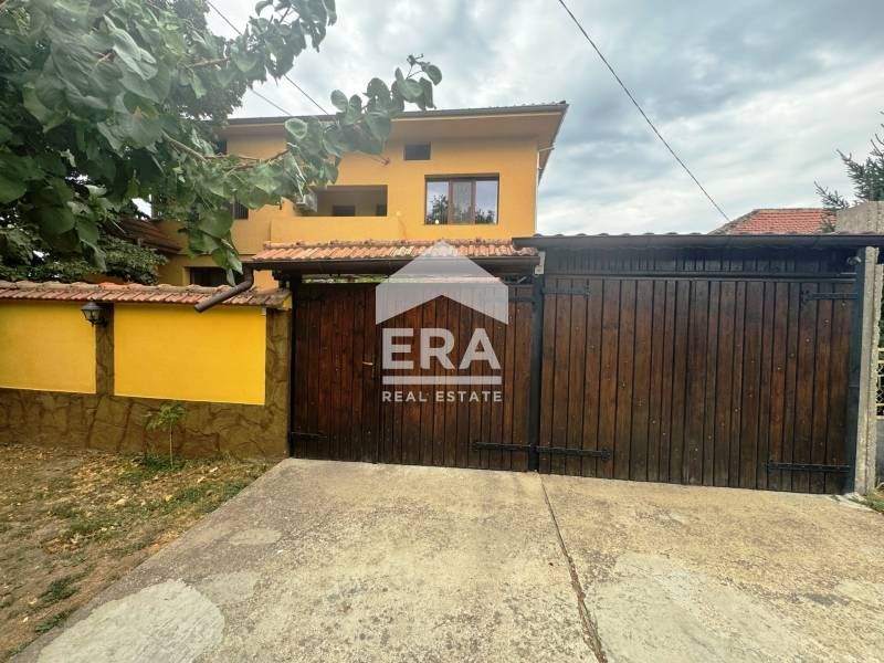 Страхотна семейна къща в с. Сандровo