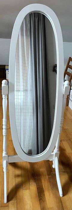 Oglindă ovală cu ramă din lemn alba