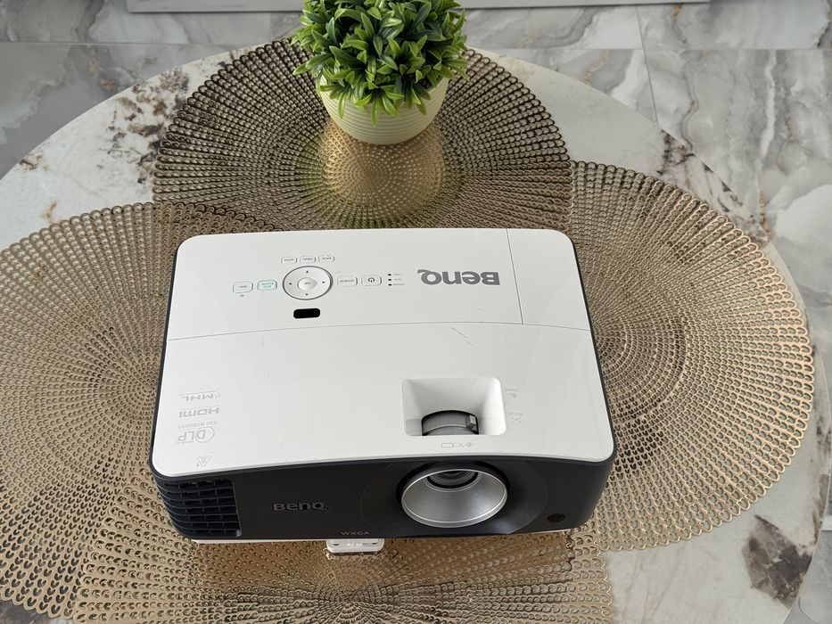 Videoproiector BenQ - 4000 lumeni, WXGA, HDMI, 3D - Impecabil!
