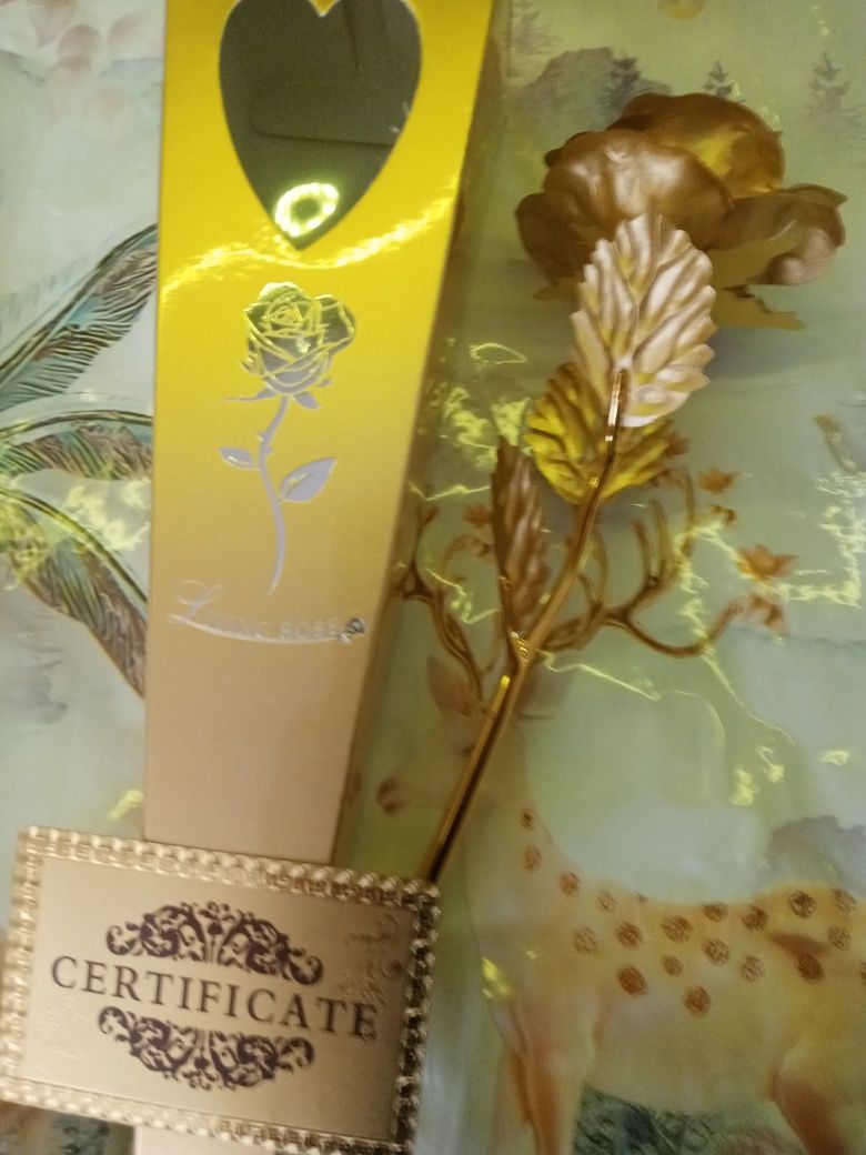 Изкуствена роза със златно покритие 24к с подарък кутия