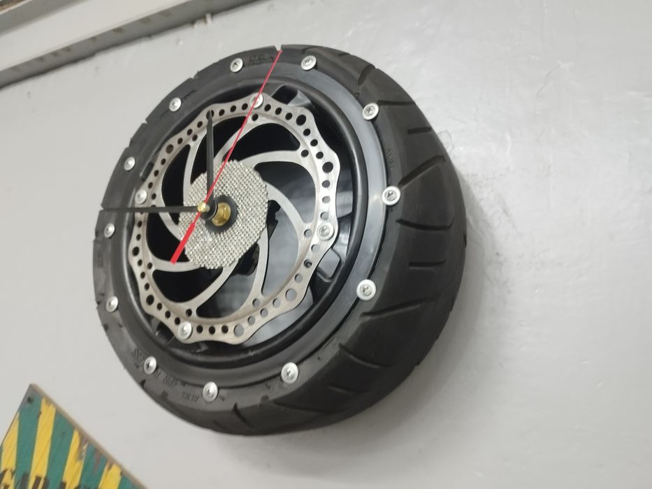 Часы настенные в мото стиле