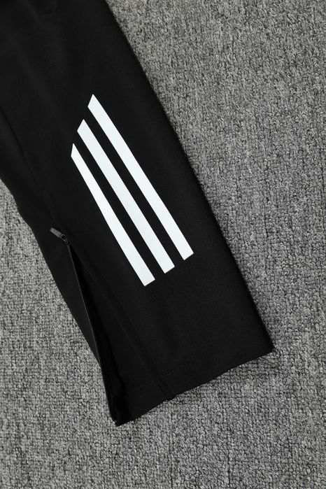 Trening cu gluga Adidas Manchester United model rar 24/25