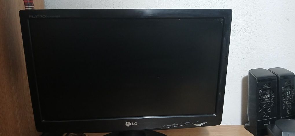 Vând urgent unitate pc,monitor,tastatura și caști
