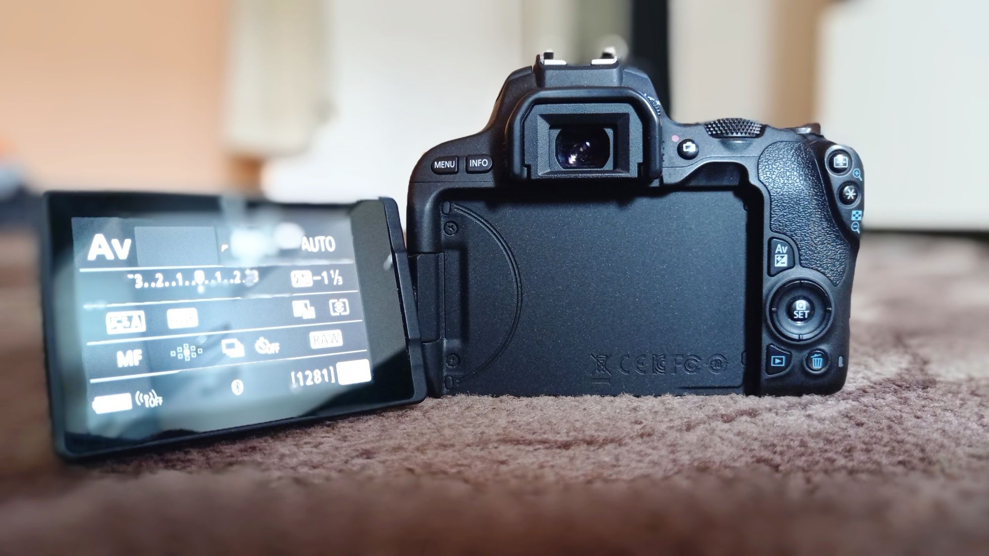 Фотокамера Canon 200D