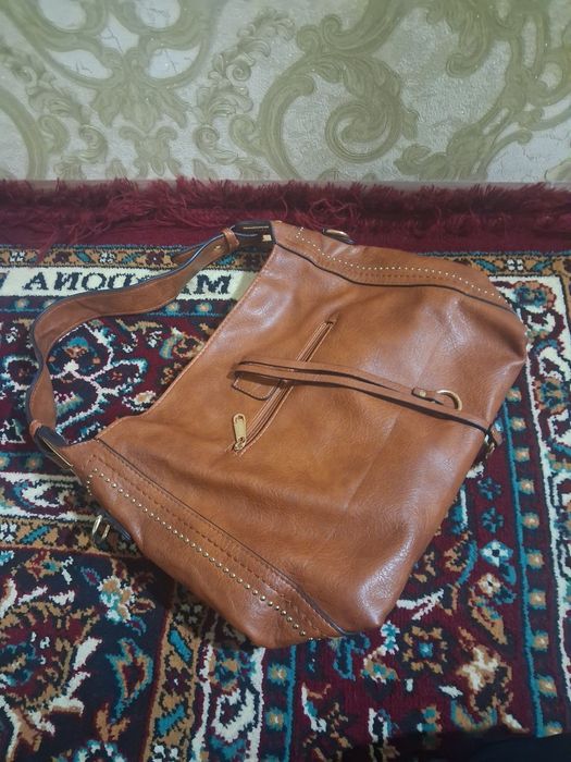 Bu sumkalar kop tutilmagan yaxshi xolatda zamoklari ham buzilmagan