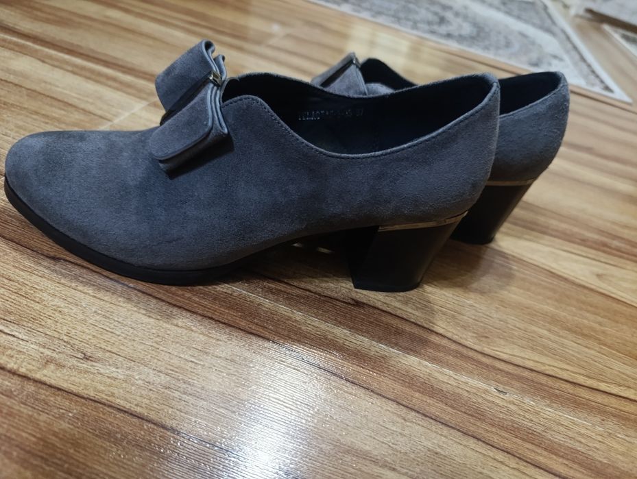 Yangi tufli sotiladi