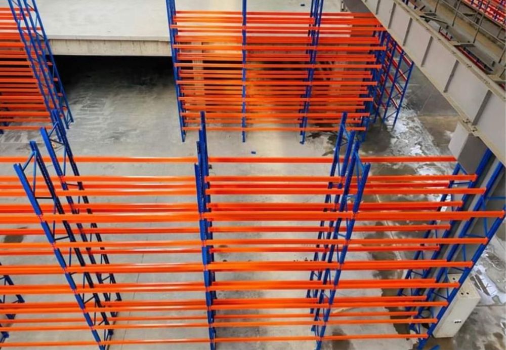 Rafturi metalice in stoc