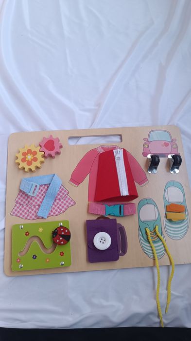 Дървена Montessori обучителна дъска (busy board)