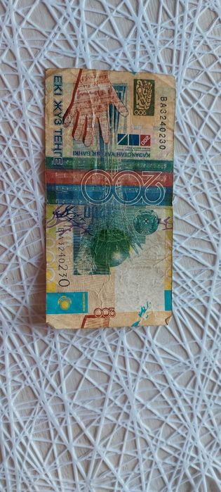 Монеты 200 тг в честь 80 летие победы,старая купюра 200 тг