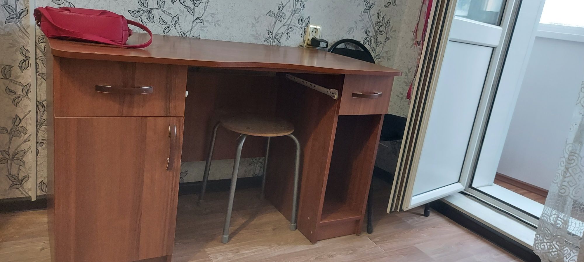 Стол компьютерный, коричневый