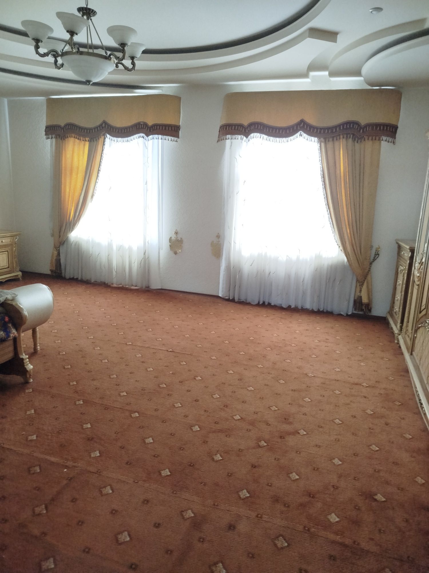 Сдается в аренду дом . 6 спалный ,2 холл, зал и кухня .Обшие 600 кв.м