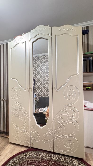 Шкаф в отличном состоянии, б/у в молочном цвете