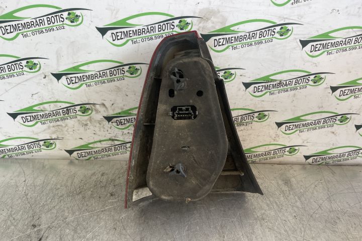 Lampa / Tripla stop dreapta pe aripa 8200211019 Dacia Logan prima gen