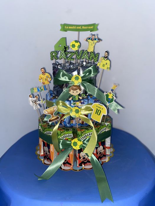 Tort dulciuri ambalate.