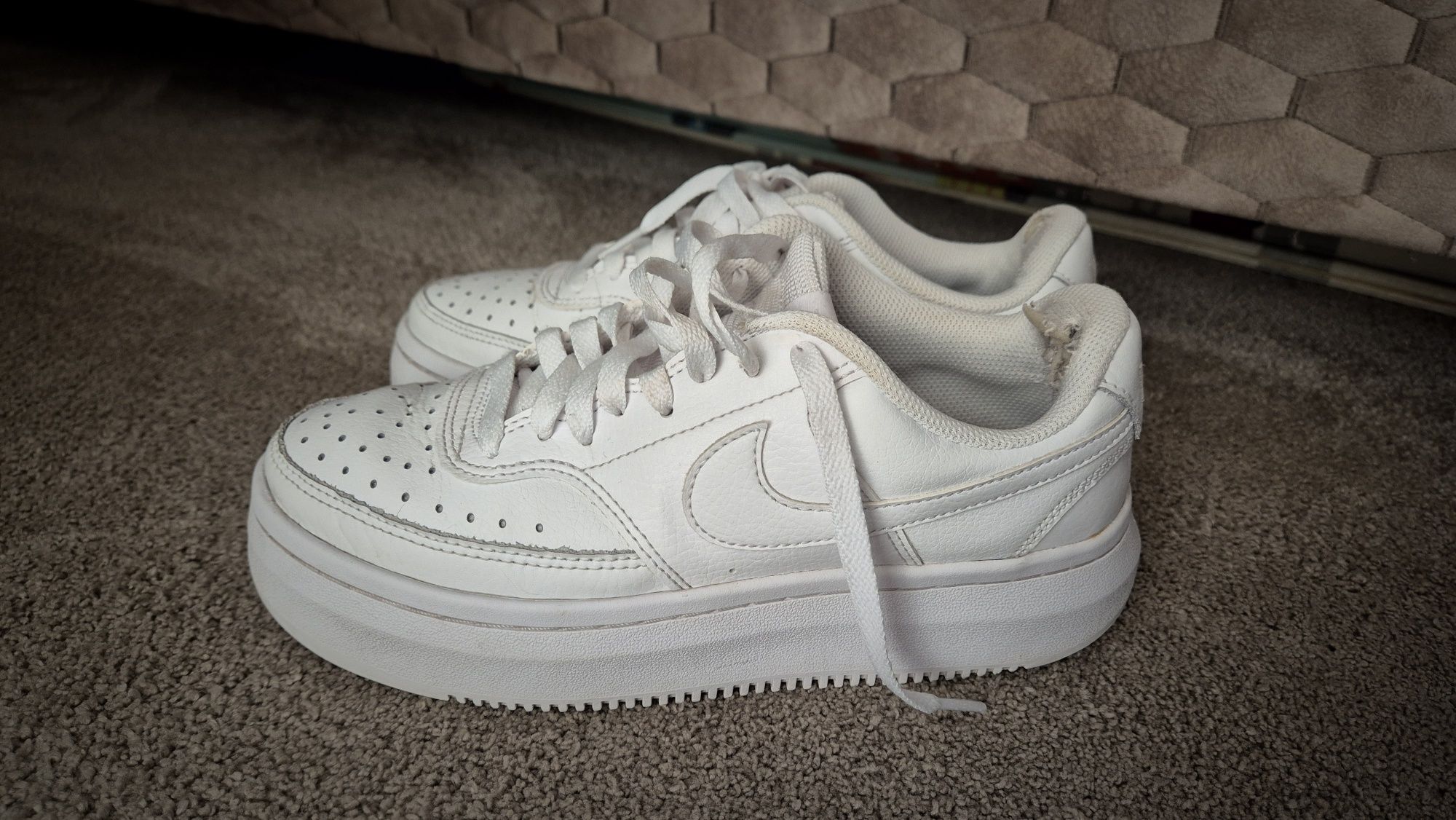 Бели кецове Nike