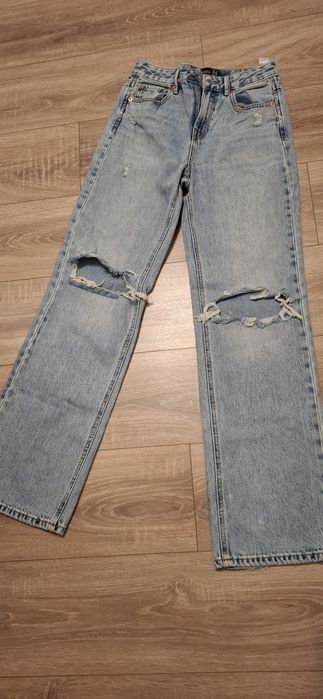 Blugi Stradivarius cu rupturi