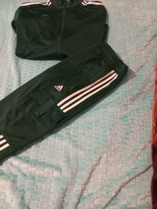 Vând trening original.