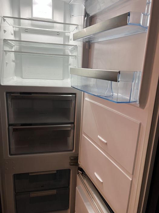 Хладилник с фризер за вграждане AEG