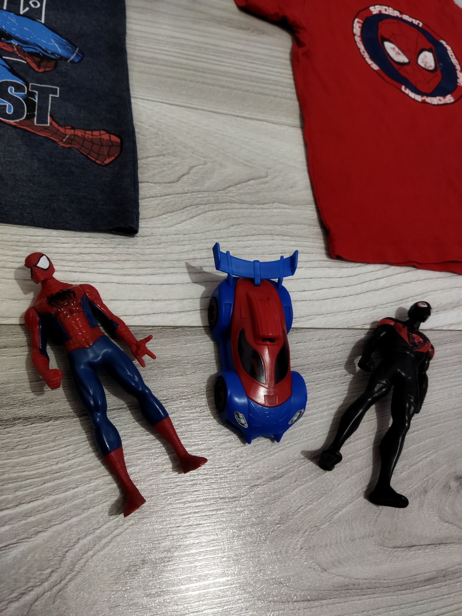 Lot 2 tricouri și 3 jucării Spiderman Venom băieți 3-4-5 ani 104/110