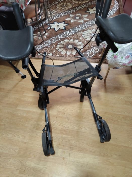 Vând cadru roti pentru oameni cu dizabilități