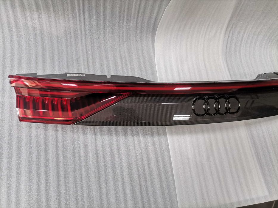 4M8945095AB Нов Carbon Централен Стоп Audi Q8 SQ8 RSQ8