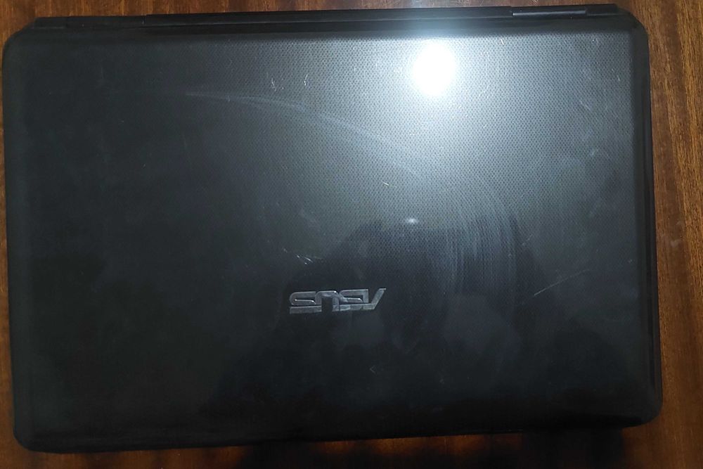 Два лаптопа+ едно зарядно