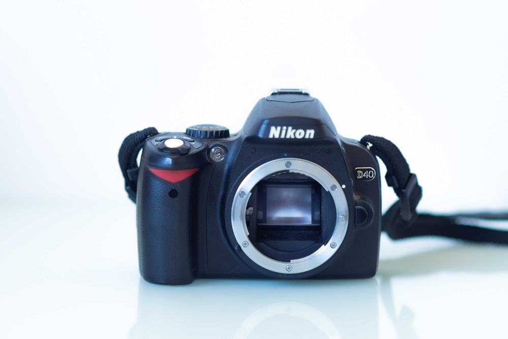 Nikon D40 - un veteran in stare buna, KIT cu doar 8000 de cadre