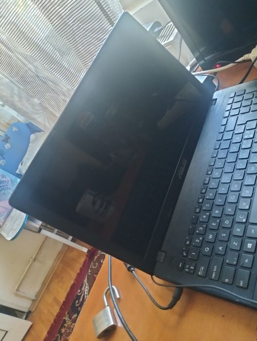 Vând sau schimb Laptop Asus