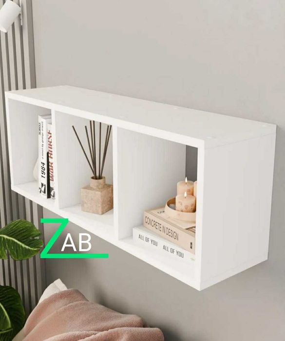 Навесная книжная полка удачное решение для гостиной и под телевизор.