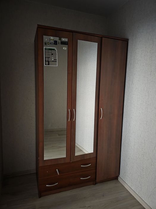 Шкаф с зеркало продам