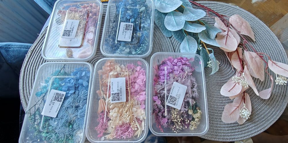 Vând matrite silicon, uleiuri esentiale, colorant lumanari +flori usca