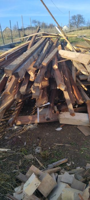 Lemn scos dintr-un acoperiș de casa