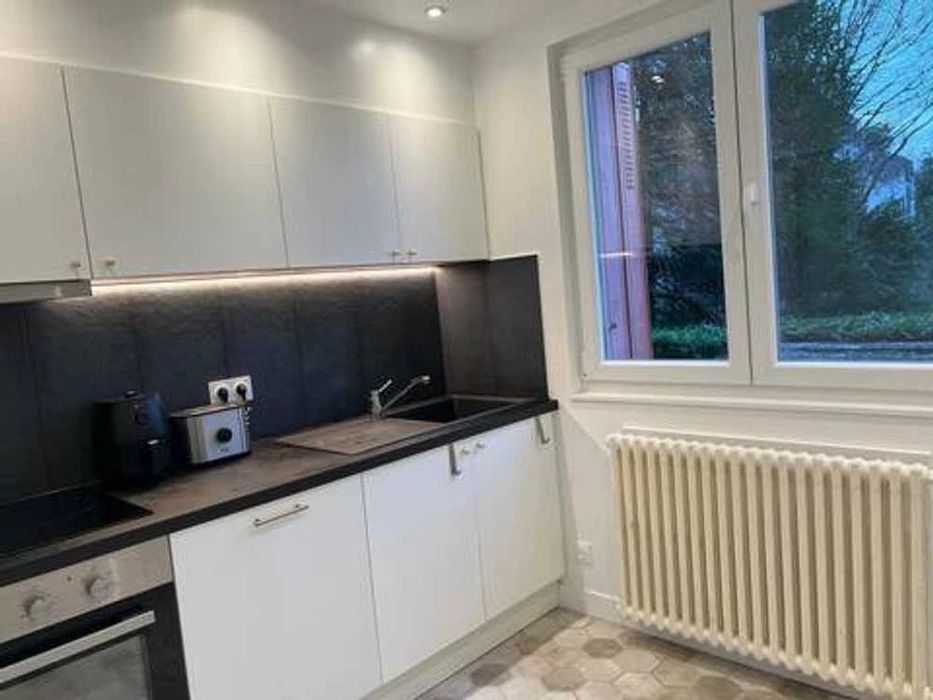 Дава се под наем Тристаен апартамент в София, Център - 9 кв.м за 509.49 € - Снимка #2