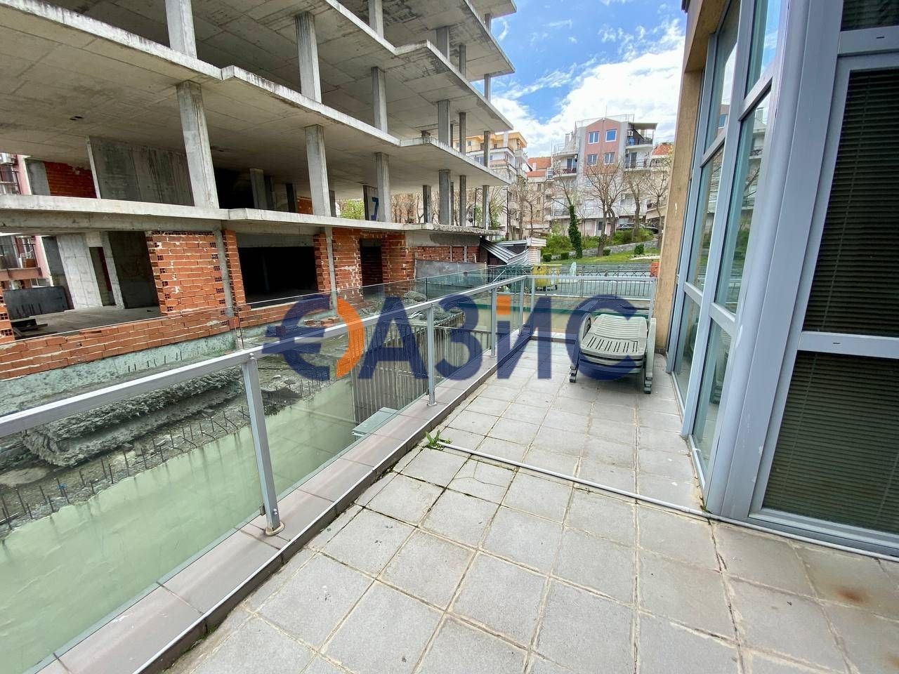 Просторен апартамент с 1 спалня на първа линия море, комплекс