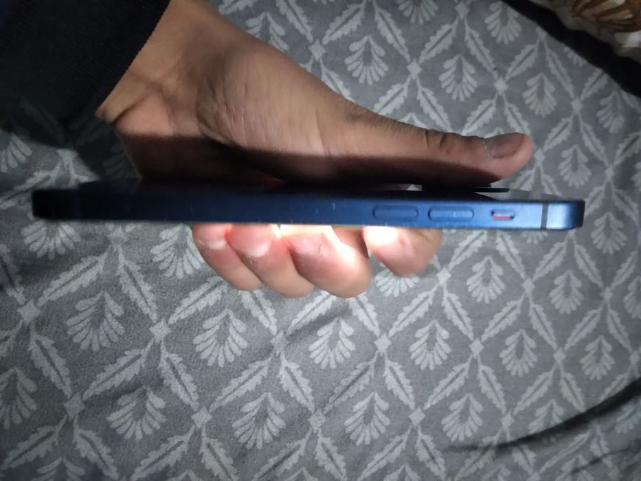 Vând sau schimb iPhone 12 este sparta doar folia inrest impecabil