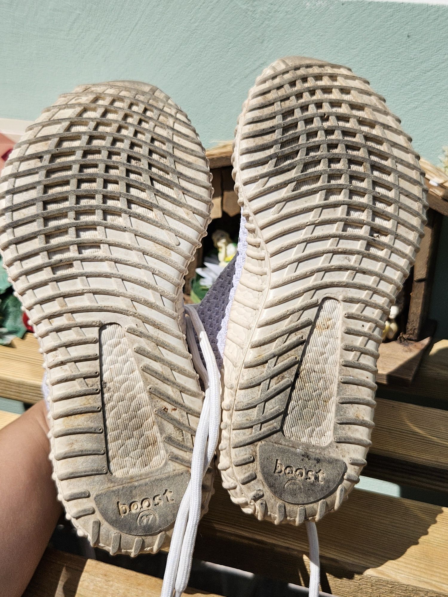 Adidas Yeezy оригинални кецове N37